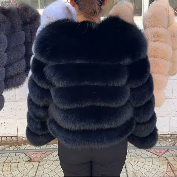 Luxurious Black Fox Fur Jacket - Picture 4 of 11